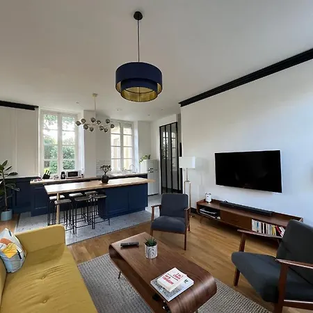 Bright 70m2 In Historic Center Apartment *