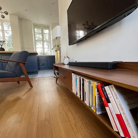 Bright 70m2 In Historic Center W Pkg 아파트